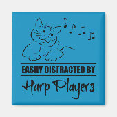 ハープを楽しむ人に気を取られる不思議な猫 マグネット (正面)