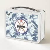 ハーモンスキーパトロール – 雪の迷彩柄 メタルランチボックス (裏面)