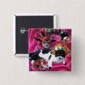 ハーレクイン帽と仮装パーティーマスク付き猫 缶バッジ (正面&裏面)