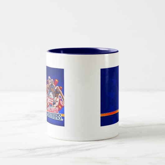 ハーレムの大旅行家のグループの写真 ツートーンマグカップ (中央)