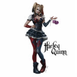 ハーレークインウィズファジーサイコロ フォトスカルプチャー<br><div class="desc">バットマン：アーカム・ナイト |ハーレークインのキャラクターアートをチェックする紫のサイコロのペアでポーズ。</div>