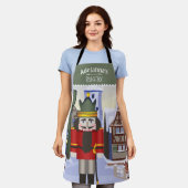 バイエルンのドイツの緑のくるみパーソナライズされた割り エプロン (着用した状態)