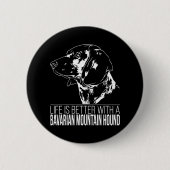 バイエルン山ハウンドの生活がより良い犬のことわざ 缶バッジ (正面)