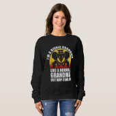 バイオニックおばあちゃんお尻交換手術ギフト スウェットシャツ (正面フル)