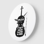 バイオリラックスリン奏者がここにいる ラージ壁時計 (傾斜)