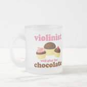 バイオリン奏者はチョコレートのために遊びます フロストグラスマグカップ (左)