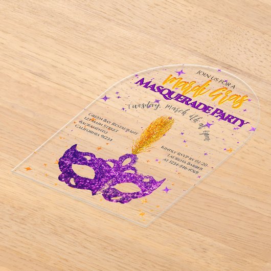 バイオレットとオレンジのスパークルスマスクマルディグラパーティー アクリル招待状 (レイダウン)
