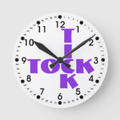 バイオレットティックトラックタイポグラフィクロスワードスタイル ラウンド壁時計 (正面)