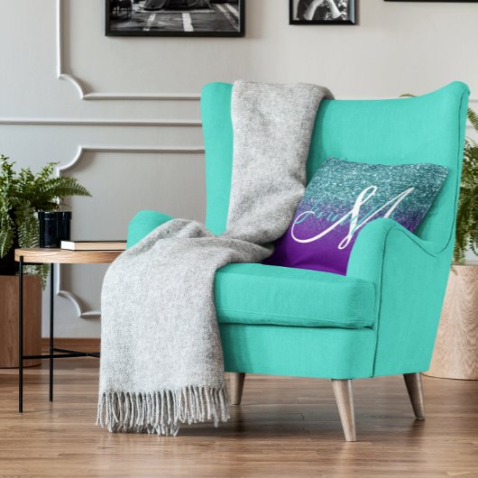 バイオレットパープルとティール(緑がかった色)グラデーショングリッターモノグラムの クッション