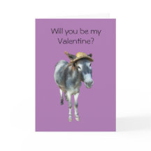 バイオレット花が付いている麦わら帽子のろば