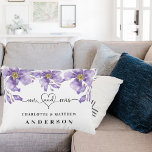 バイオレット花模様ホワイトmr mrs names アクセントクッション<br><div class="desc">白い背景、黒い文字。紫飾色のラベンダー色の花を持ち、ミスターとミセスはハートを持つ。名前をカスタマイズして追加する。</div>