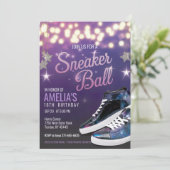 バイオレパーソナライズされたー鮮やかドスニーカーボール誕生日 招待状 (スタンド正面)