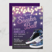バイオレパーソナライズされたー鮮やかドスニーカーボール誕生日 招待状 (正面/裏面)