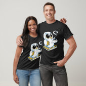 バイオークとコーヒーを持つフクロウ Tシャツ (ユニセックス)