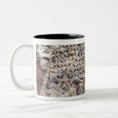 バイキングを描写する写真の石の詳細 ツートーンマグカップ (左)