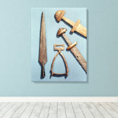 バイキング剣、スターラップ及びスピアヘッド キャンバスプリント (インサイチュ (ウッドフロア))