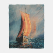 バイキング船は霧の中で海・海を航行し、長い船 フリースブランケット (正面)