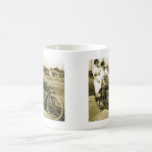 バイクでの愛デートすることの勝利ヴィンテージ コーヒーマグカップ (中央)