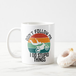 バイクで愚かなことをする人へついてくるな クールなバイクデザイン コーヒーマグカップ