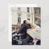 バイクで新郎新婦、笑顔、ポートレート ポストカード (正面/裏面)
