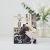 バイクで新郎新婦、笑顔、ポートレート ポストカード (スタンド正面)