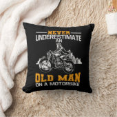バイクに乗った老人を決して過小評価しない クッション (ブランケット)