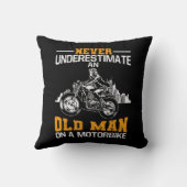 バイクに乗った老人を決して過小評価しない クッション (裏面)