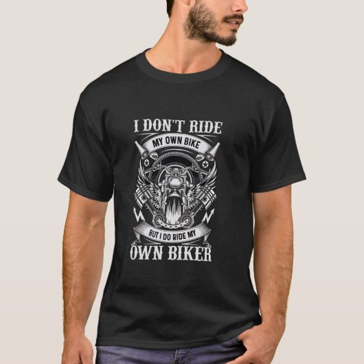 バイクに乗るカップル デザイン Tシャツ (正面)