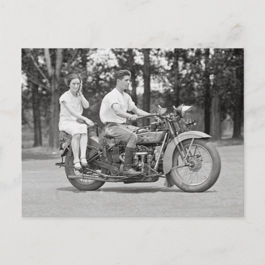 バイクに乗るカップル 1928年 ポストカード (正面)