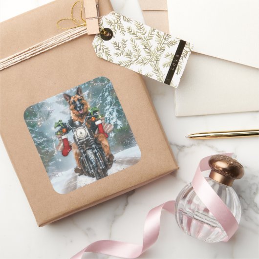 バイクに乗るジャーマンシェパードのクリスマス スクエアシール (ギフト)
