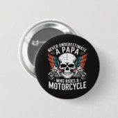 バイクに乗るパパライダー 缶バッジ (正面&裏面)