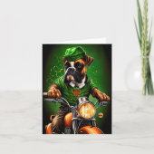 バイクに乗るボクサー犬のセントパトリックデー カード (正面)
