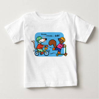 バイクに乗るメイジー ベビーTシャツ