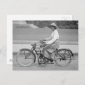 バイクの女性のヴィンテージ写真 ポストカード (正面/裏面)