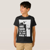 バイクもしくは自転車に乗る人おもしろいギフトティー – 彼女は私またはバイクと言った Tシャツ (正面フル)
