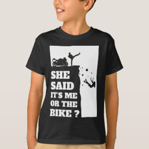 バイクもしくは自転車に乗る人おもしろいギフトティー – 彼女は私またはバイクと言った Tシャツ
