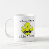 バイクもしくは自転車に乗る人のひよこ コーヒーマグカップ (左)