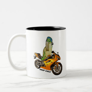 バイクもしくは自転車に乗る人のひよこ ツートーンマグカップ