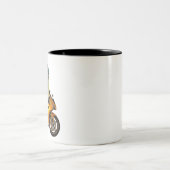 バイクもしくは自転車に乗る人のひよこ ツートーンマグカップ (中央)