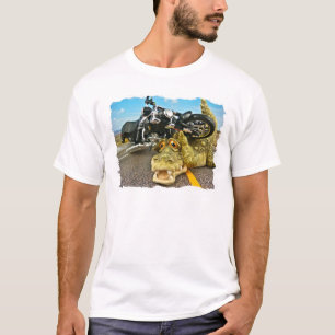バイクもしくは自転車に乗る人のわに Tシャツ