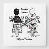 バイクもしくは自転車に乗る人のオパーソナライズされたートバイ記念日ギフト スクエア壁時計 (正面)