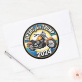 バイクもしくは自転車に乗る人のトランプ2024 – 愛国的サイクリング ラウンドシール (封筒)