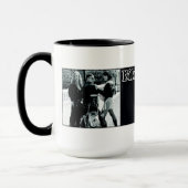 バイクもしくは自転車に乗る人の可愛い人の覆いのマグ マグカップ (左)