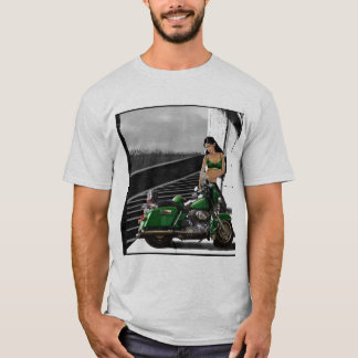 バイクもしくは自転車に乗る人の女の子の乗車の懸命 Tシャツ