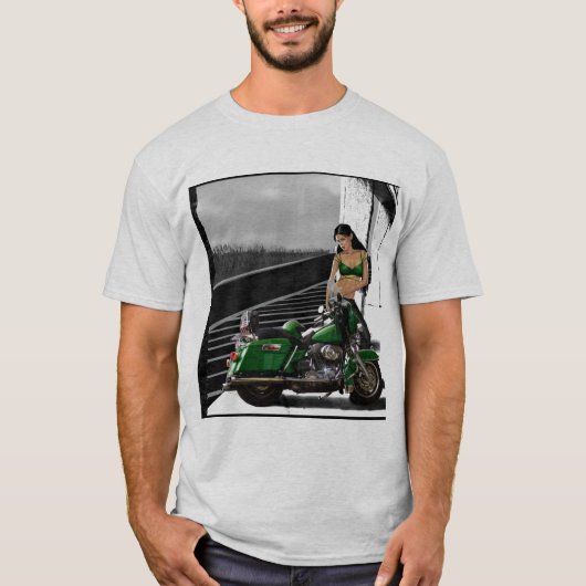 バイクもしくは自転車に乗る人の女の子の乗車の懸命 Tシャツ (正面)