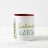 バイクもしくは自転車に乗る人の居酒屋のパブの印 マグカップ (中央)