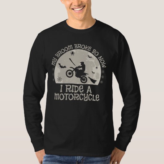 バイクもしくは自転車に乗る人の箒が壊れたのでバイクに乗った Tシャツ (正面)