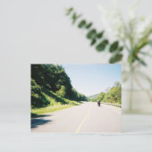 バイクもしくは自転車に乗る人はがき – A Beautiful Ride ポストカード (スタンド正面)