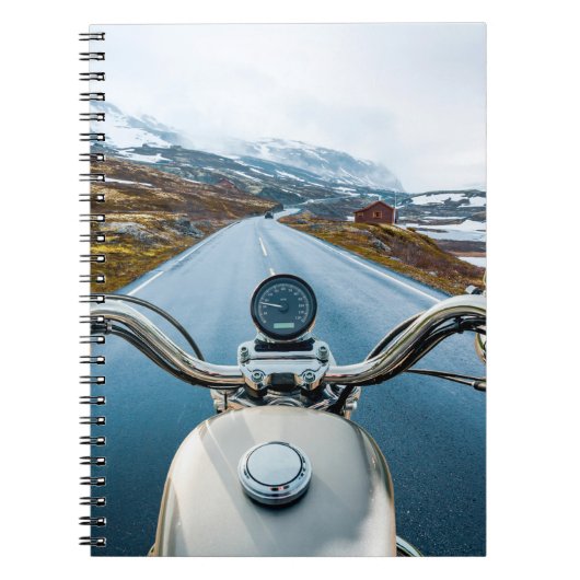 バイクもしくは自転車に乗る人はバイクで滑りやすい道を通る ノートブック (正面)