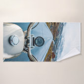 バイクもしくは自転車に乗る人は～を通る滑りやすい道路でオートバイに乗る バスタオル (バスタオル)